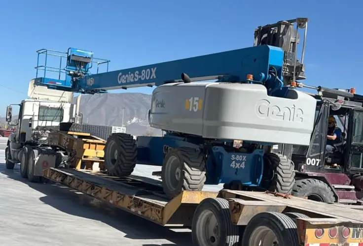 Lowboy transportando plataforma Genie S-80X