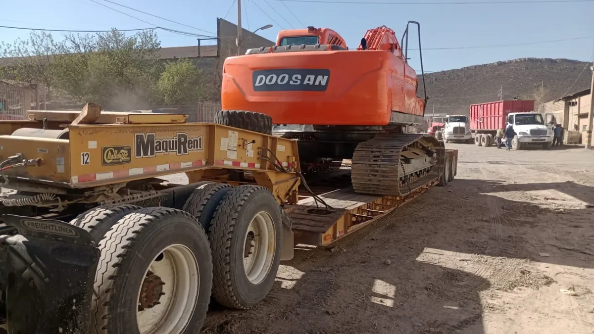 Tractocamión con remolque lowboy transportando excavadora Doosan de Linaje Rent